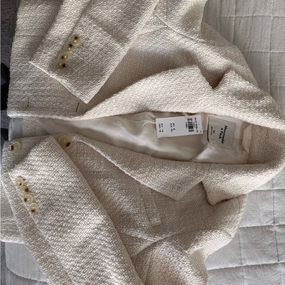 NWT Abercrombie & Fitch Cropped Tweed Blazer Jacket Long Sleeve cream size XS - Picture 2 of 5